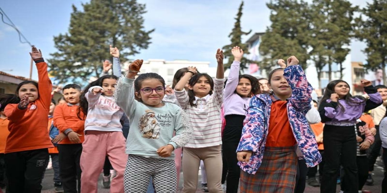 Öğretmen öğrencilere zumba dansı yaptırıyor koşa koşa okula geliyorlar