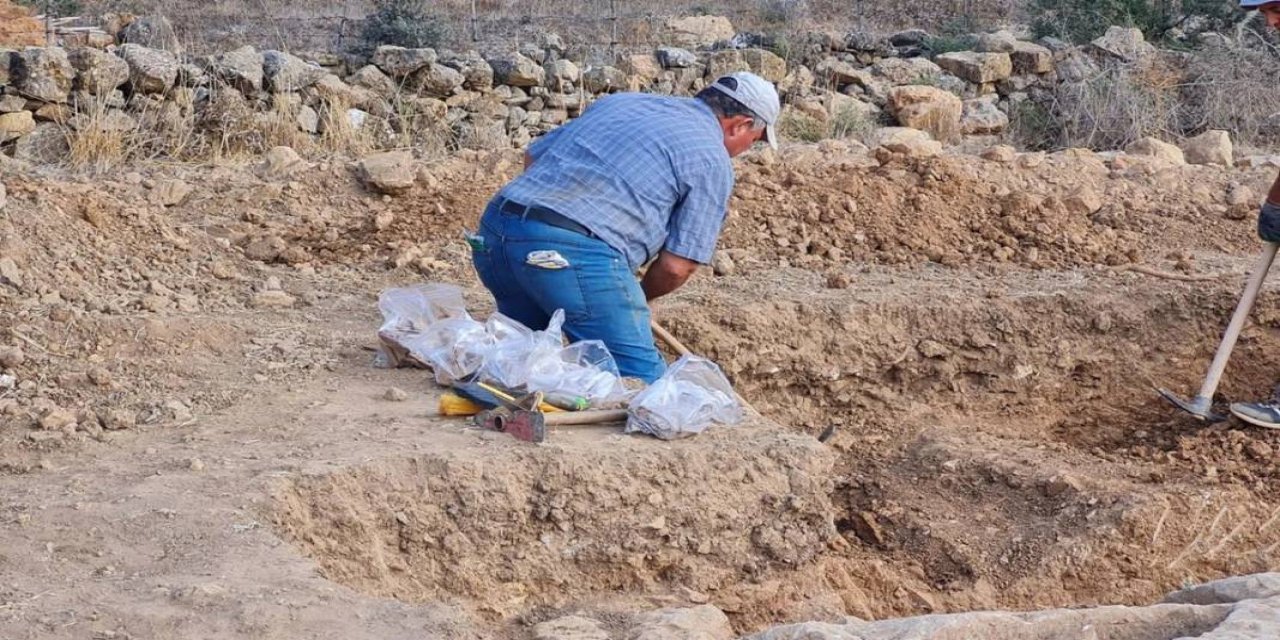 Türk çiftçi tarlasını sürerken sabana takıldı. 40 yıllık tarlasının altında hazine yatıyormuş. Metrelerce uzuyor, 2400 yıllık...