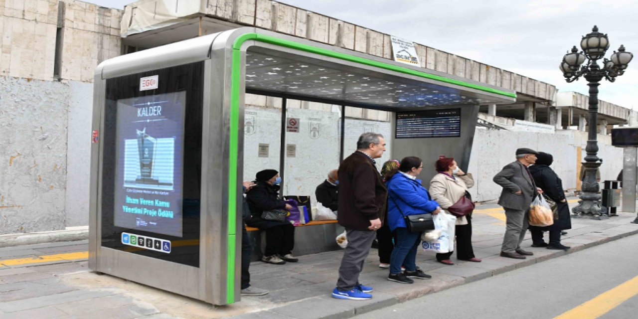 Otobüs Durağına Öyle Bir İlan Yapıştırdı ki gören Dönüp Dönüp Bir Daha Baktı!