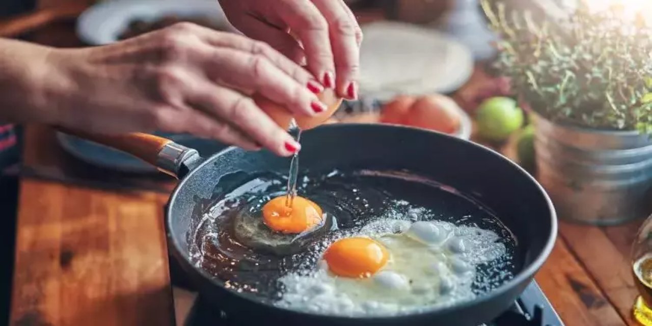 Yumurta Kırmayı Beceremeyenler Buraya: Bu Yöntem Çok Basit ve Mutfağı Batırmıyor!