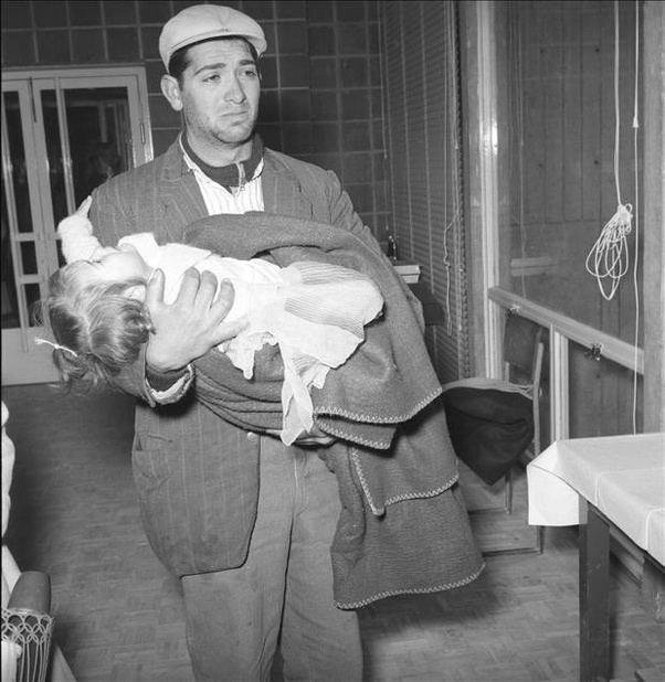1963'teki Kanlı Noel katliamları sırasında Kıbrıslı Rumların terör saldırılarından köyünden kaçmak zorunda kalan Kıbrıslı Türk bir baba, çocuğunu kucağına alıyor.